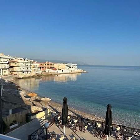 Beach Retreat In Town Corinth 外观 照片
