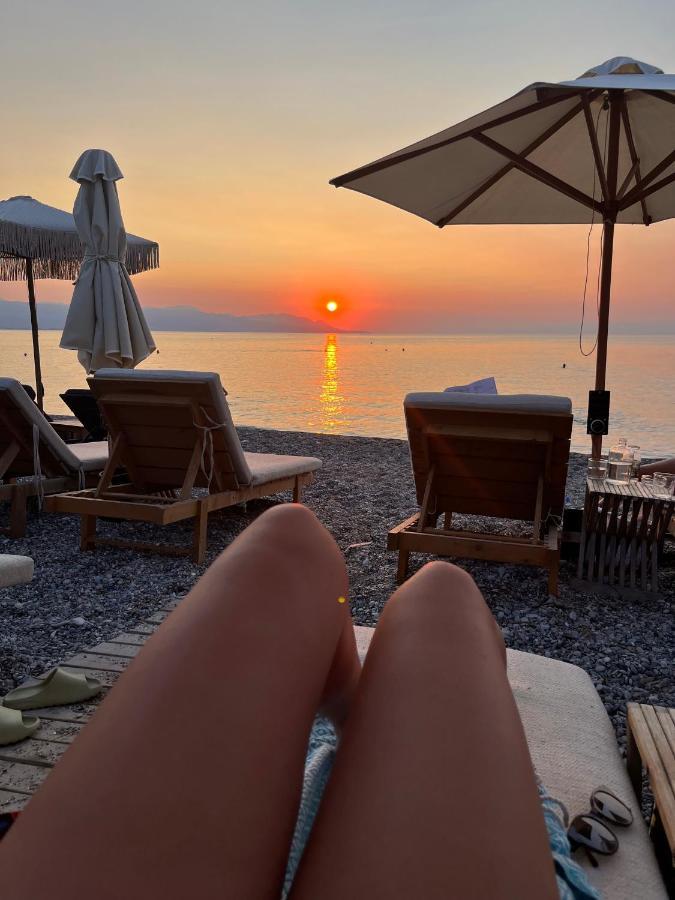 Beach Retreat In Town Corinth 外观 照片