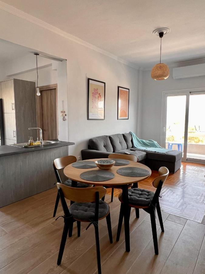 Beach Retreat In Town Corinth 外观 照片