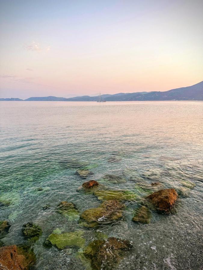 Beach Retreat In Town Corinth 外观 照片