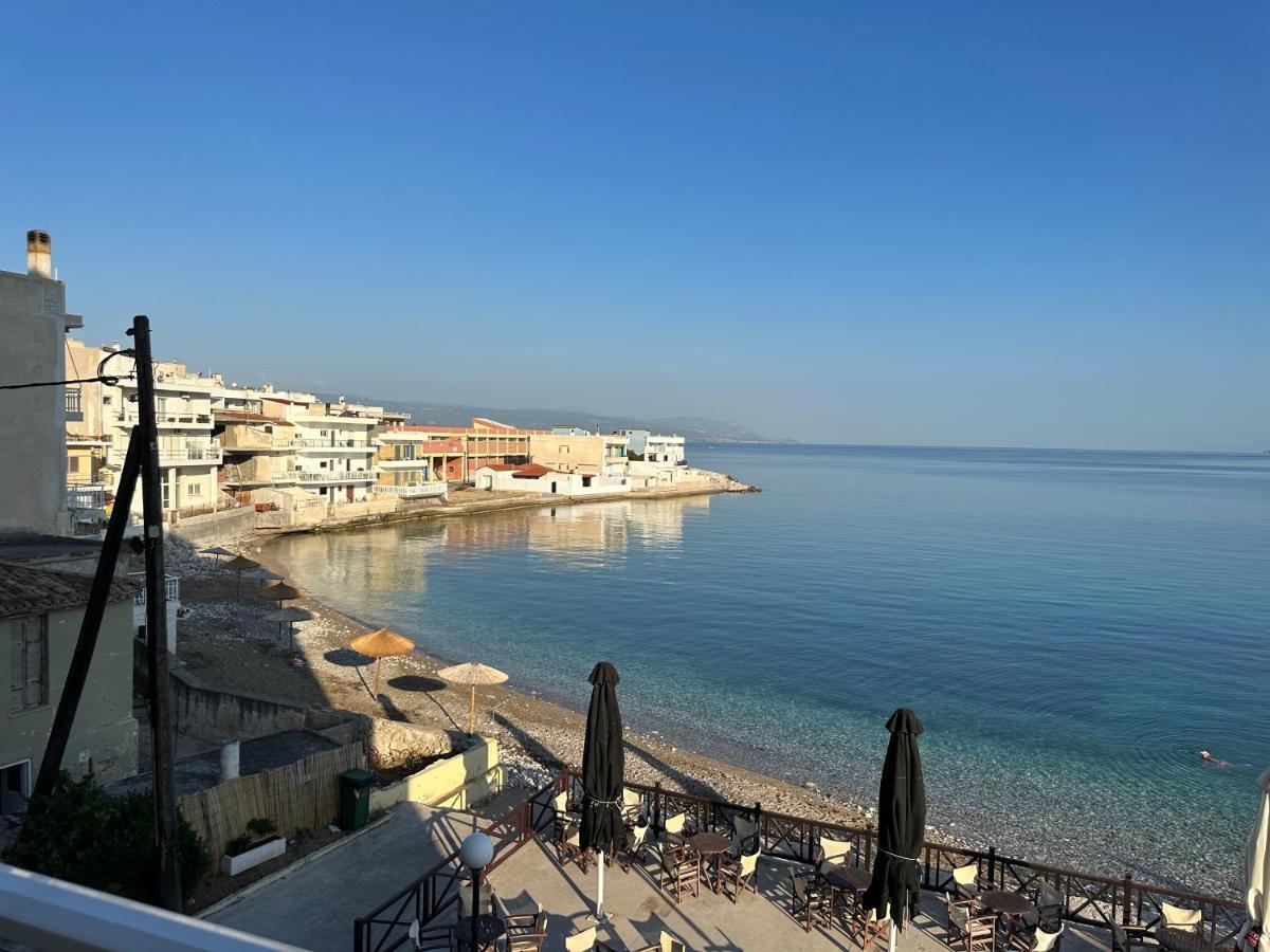 Beach Retreat In Town Corinth 外观 照片