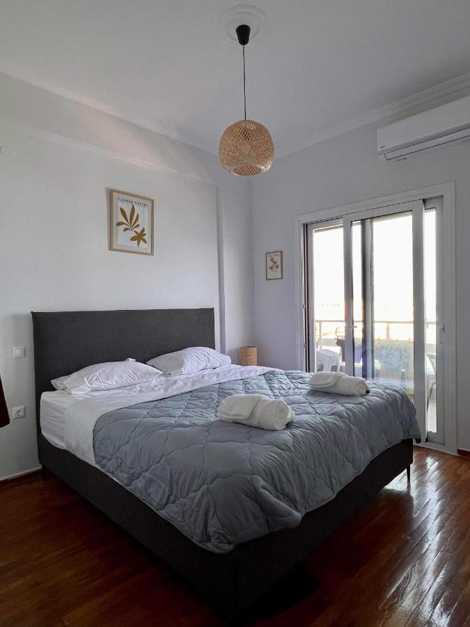 Beach Retreat In Town Corinth 外观 照片